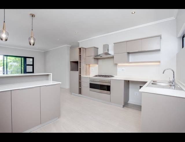 3 BEDROOM APARTMENT FOR SALE IN BRYANSTON
